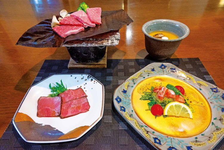 飛騨牛のローストビーフや朴葉味噌焼きなど、飛騨牛づくしの夕食。良質なたんぱく質を補給。