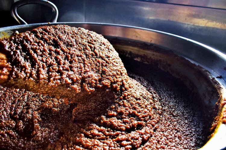 約1万回練り上げた朴葉味噌。リンゴやバナナ、エゴマなど10種類の食材が入って栄養満点。