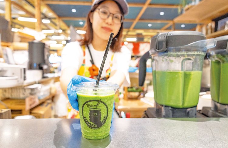 「一緒にスムージーもどうぞ！」。70種以上の薬草と野草を使った、スペシャル薬草スムージーMサイズ540円。