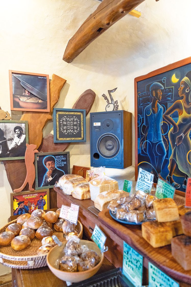 オープンから客がひっきりなしに訪れ、常に活気であふれている店内。大きなスピーカーからブラックミュージックが心地よく流れ、買い物意欲が刺激される。