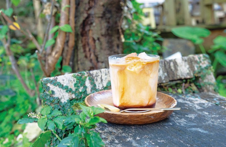 ラズベリーと杏仁シロップを使用した初恋オレ650円は、ほんのり甘酸っぱく、初恋の気分に浸れそうな味わい。