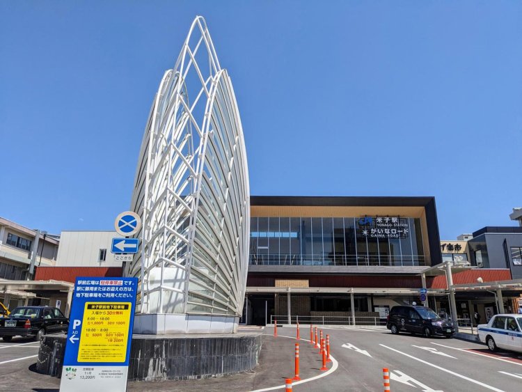 米子駅前の米ッ子合掌像。