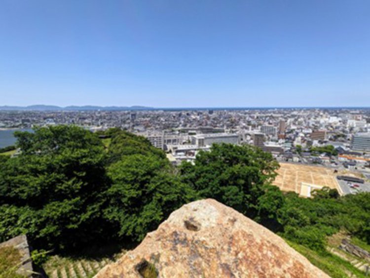 米子城跡の頂上からは、米子市内が一望できる。