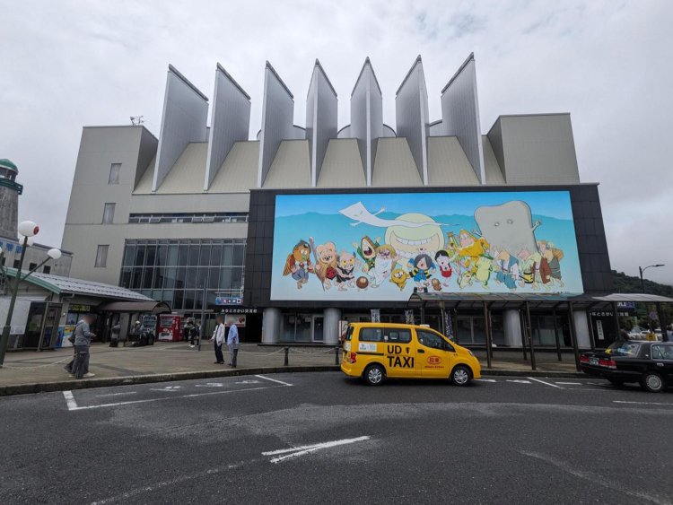 駅では妖怪巨大壁画がお出迎え。