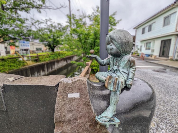 街のいたるところに妖怪たちのオブジェがある。