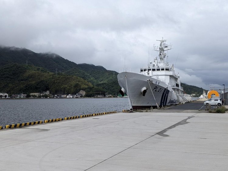 対岸の半島の山々には雲がかかり、独創的な光景が広がる。