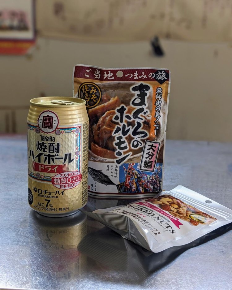 宝焼酎ハイボールに合わせるのは、まぐろのホルモンとスモークナッツ。