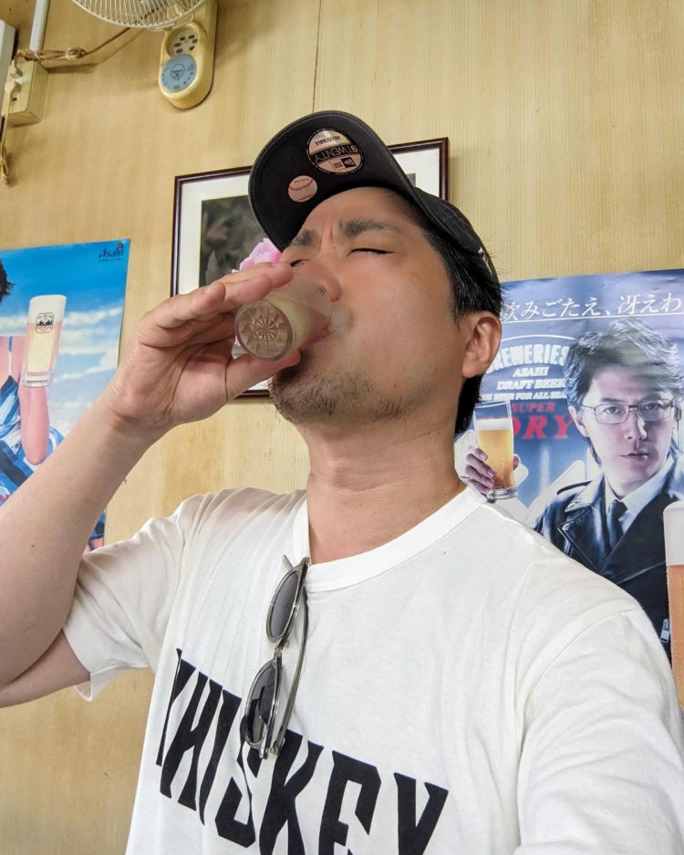 ひと口ごとに鳥取島根の美酒を堪能する筆者。