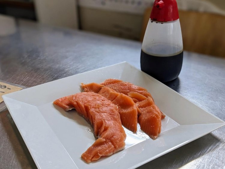 なんと、サービスでいただいたのは立派なサーモンの刺し身。