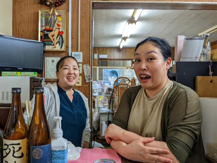 左が従業員のお姉サマと右が女将サン。