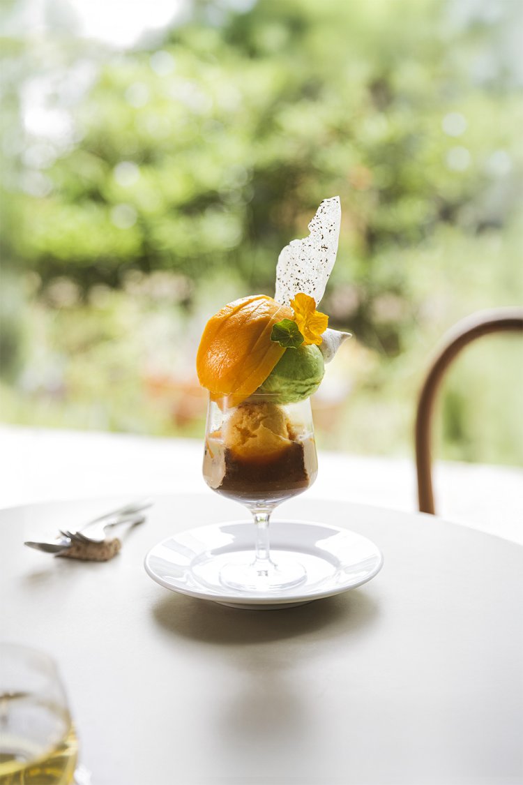 マンゴーと柑橘のパフェ 2900円（ドリンク付き）。