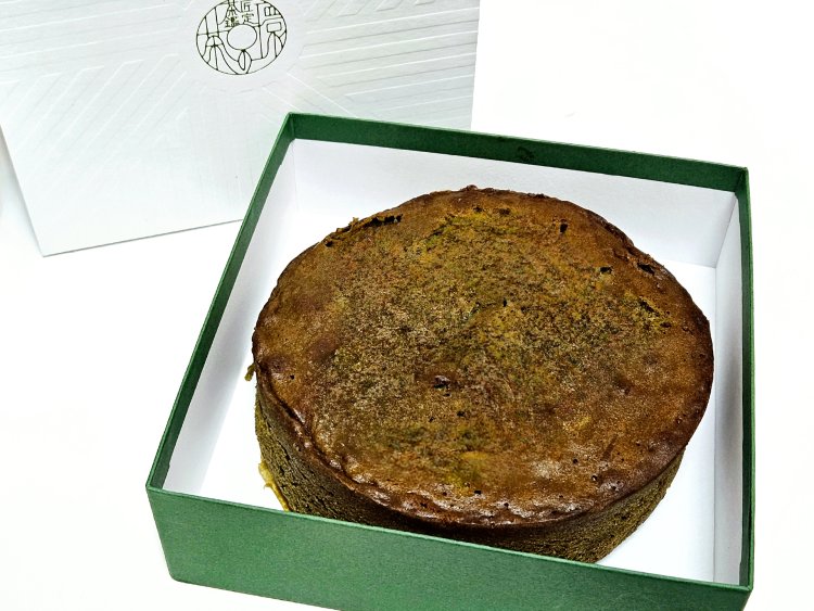 抹茶バターケーキ満月1ホール2160円。