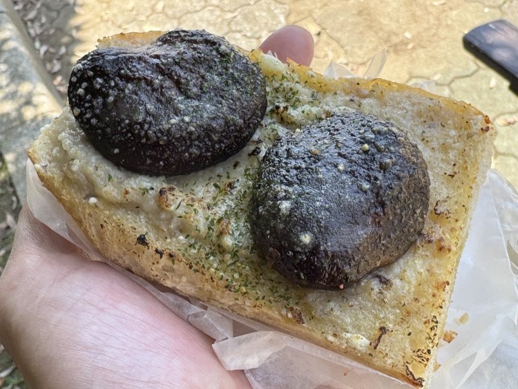 実は手がこんでいるしいたけパン356円。