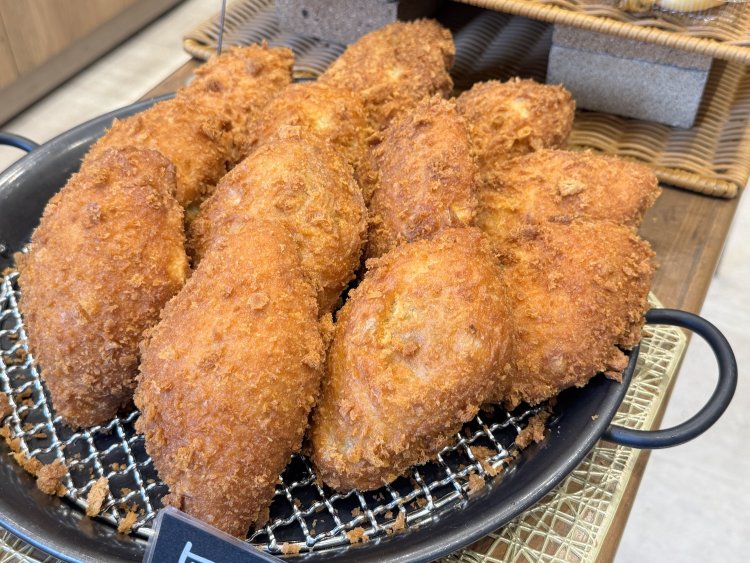 具材のたっぷり入った無敵のカレーパン291円は一番人気。