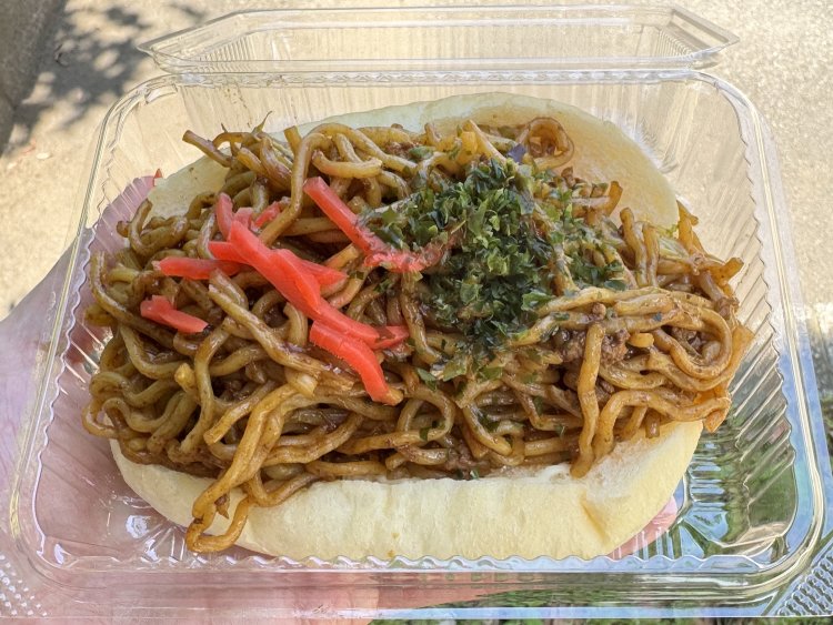 『ベーカリー花火』の焼きそばパン291円は焼きそば盛り盛り。持って食べると焼きそばがこぼれるので、購入時にお箸がもらえます。