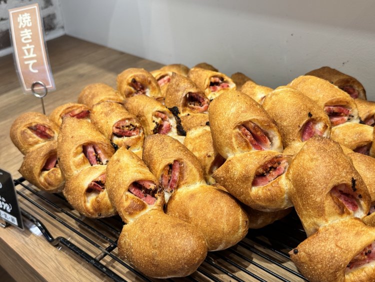 ベーコンエピ378円に使われる粒マスタードはなんと自家製。そしてベーコンが分厚い！