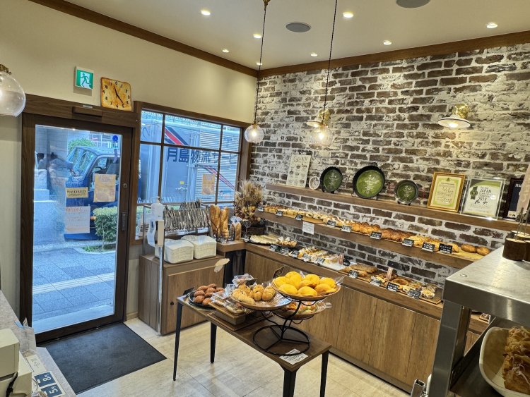 午前中の店内。昼どきには外に待ちの列ができる。