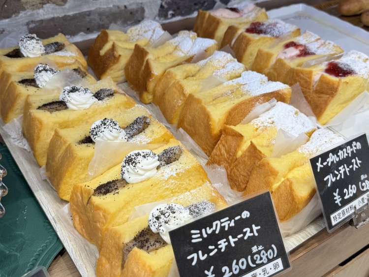 各種あるフレンチトーストはボリュームがすごい。