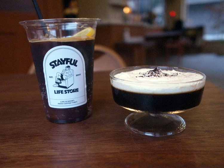 ティラミスコーヒーゼリー600円（右）とエスプレッソトニック700円。