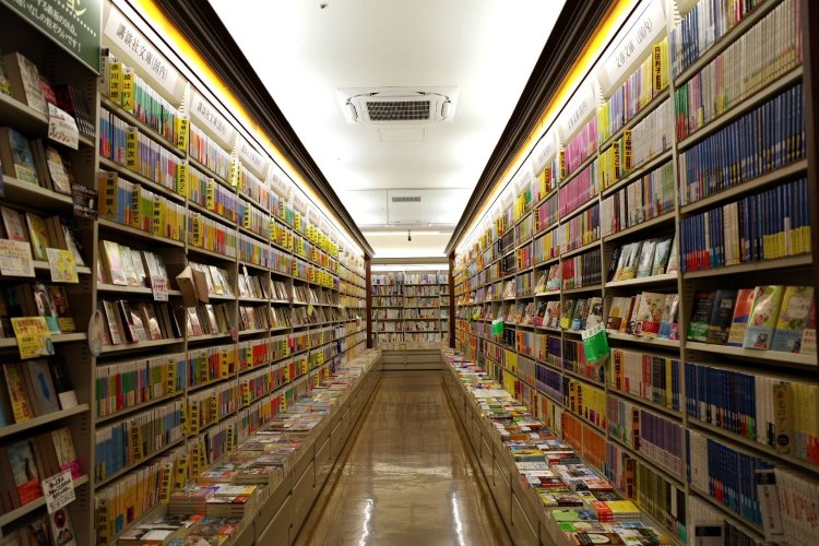 圧巻の文庫棚。小説からノンフィクションまでジャンルを問わず人気。