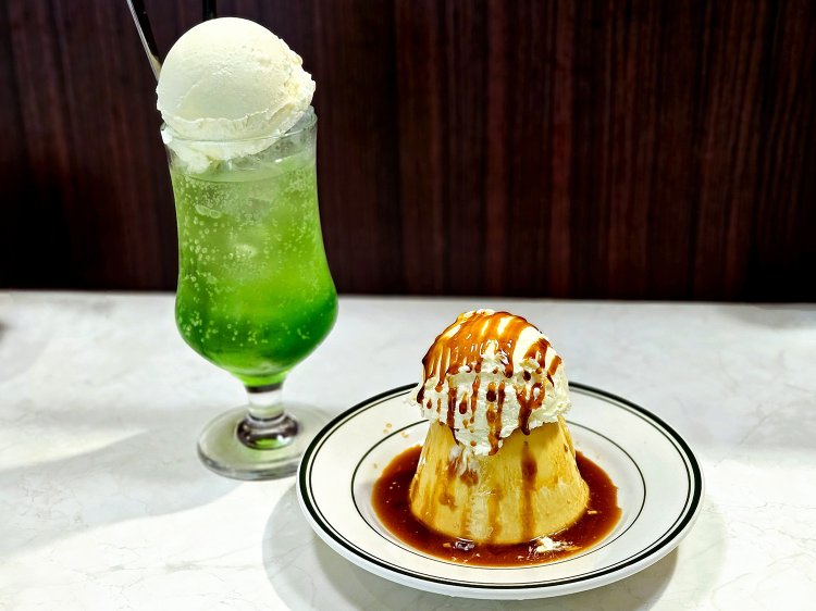 メロンクリームソーダ770円、プリン770円。