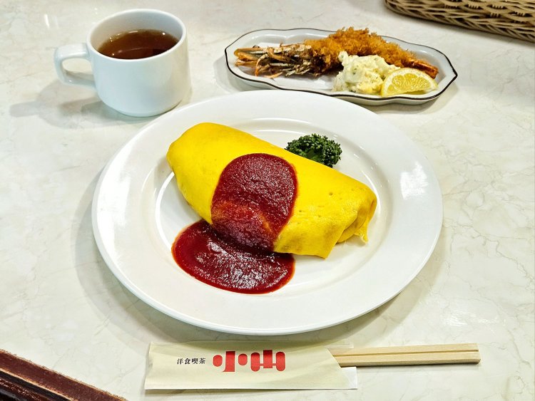 オムライス（スープ付き）990円、海老フライ500円。