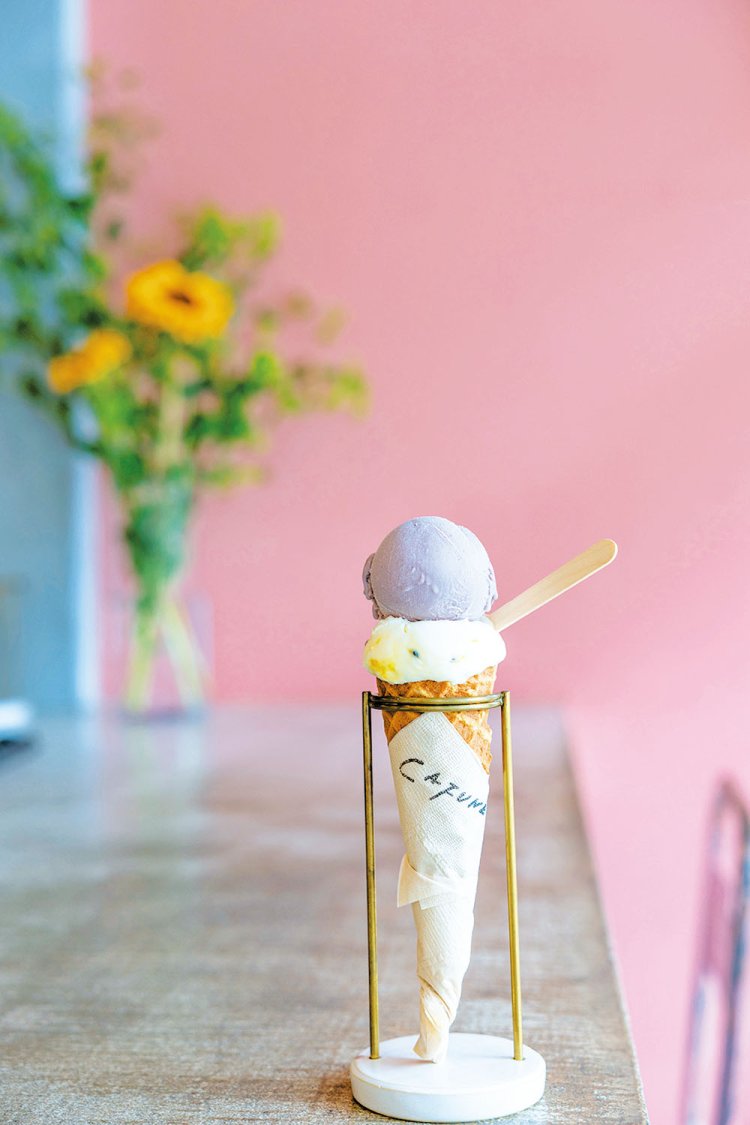 紅芋（上）とヨーグルト＆パッションフルーツ。1scoop（シングル）550円、2scoop（ダブル）770円。自家製ワッフルコーンは＋180円。