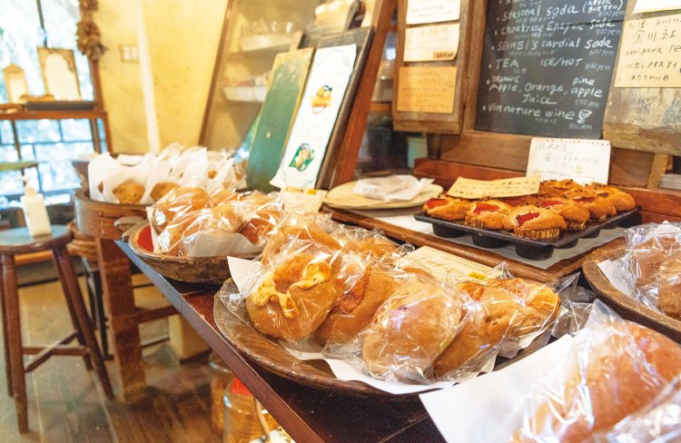 20種類ほどのパンがそろう。低温でゆっくりと発酵させたパン生地は、さわやかでやさしい酸味が感じられ、じわじわと旨味が広がる。