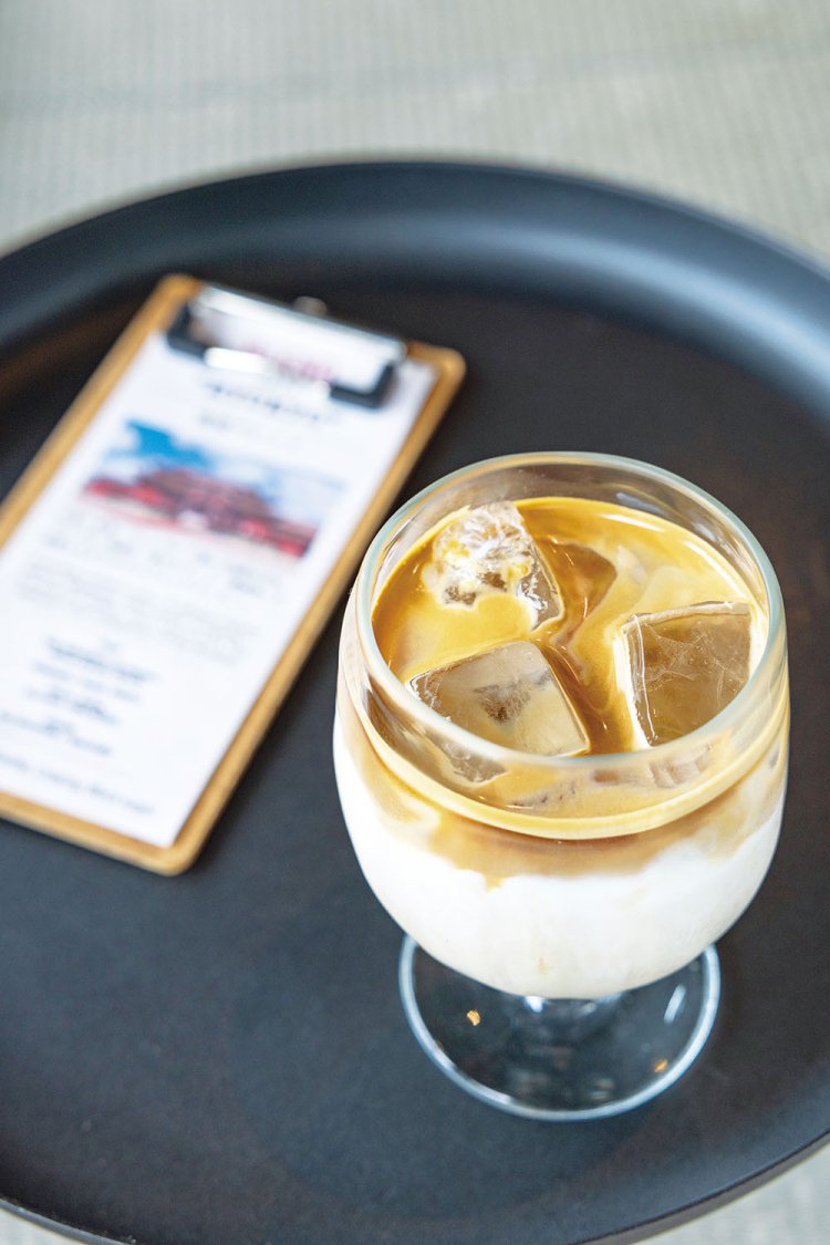 ラテ720円に使用する豆は、重厚感のある首里城をイメージした琉球ブレンド。濃厚で芳醇、コーヒーとミルクがお互いを引き立て合う。