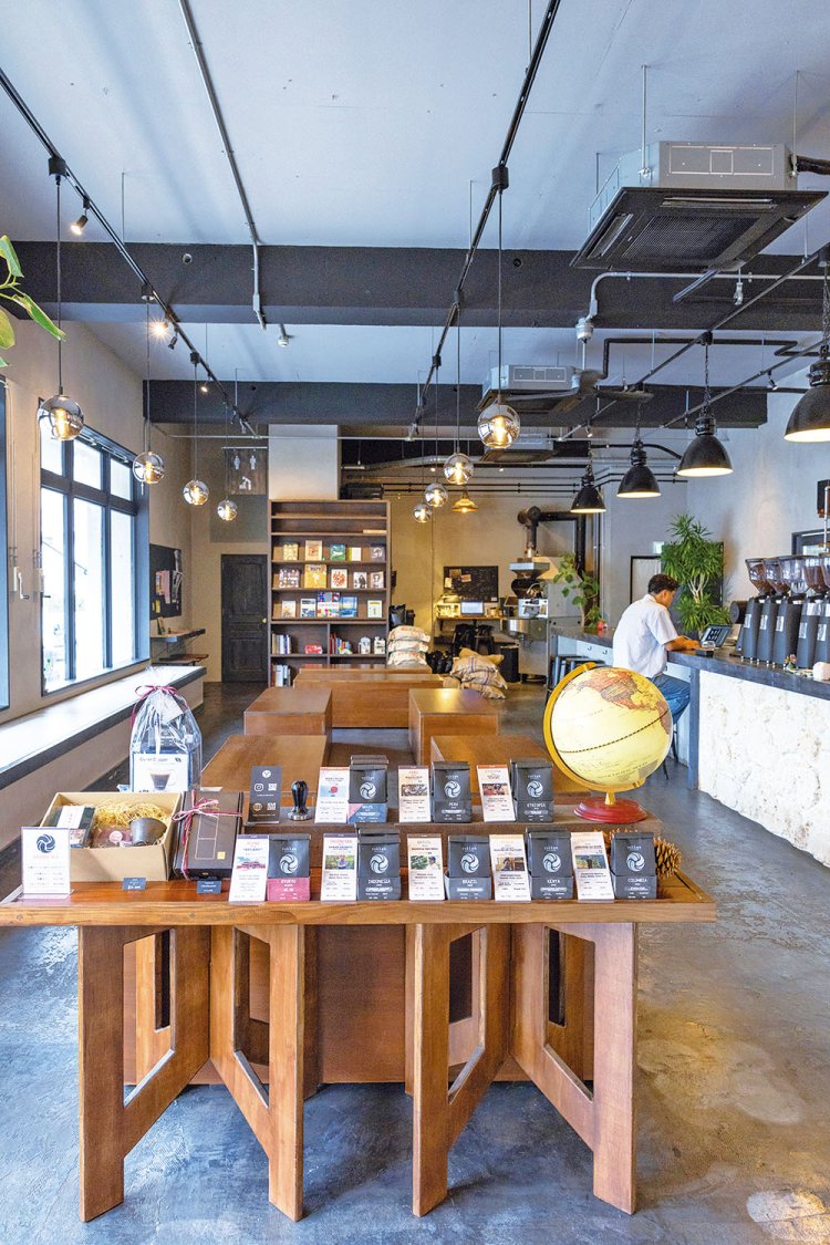 琉球畳や琉球石灰岩を使った店内。