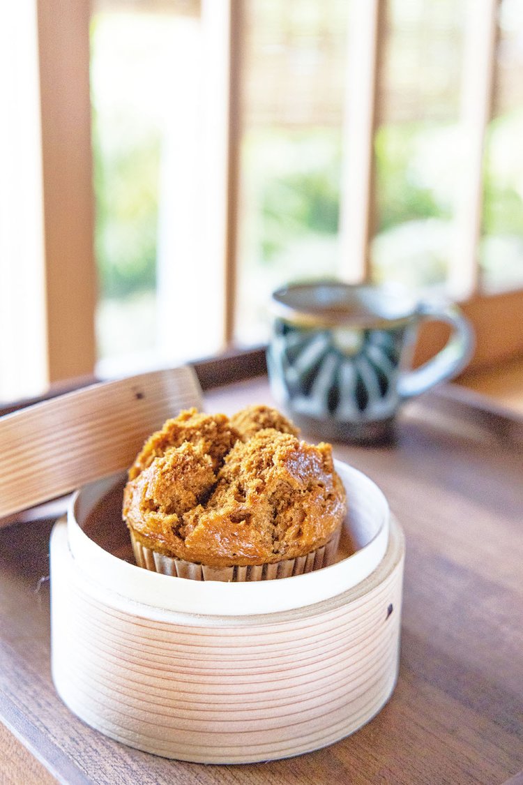 ずっしり、モチッ。西表島（いりおもてじま）の黒糖を使用した黒糖アガラサー（蒸しパン）350円。