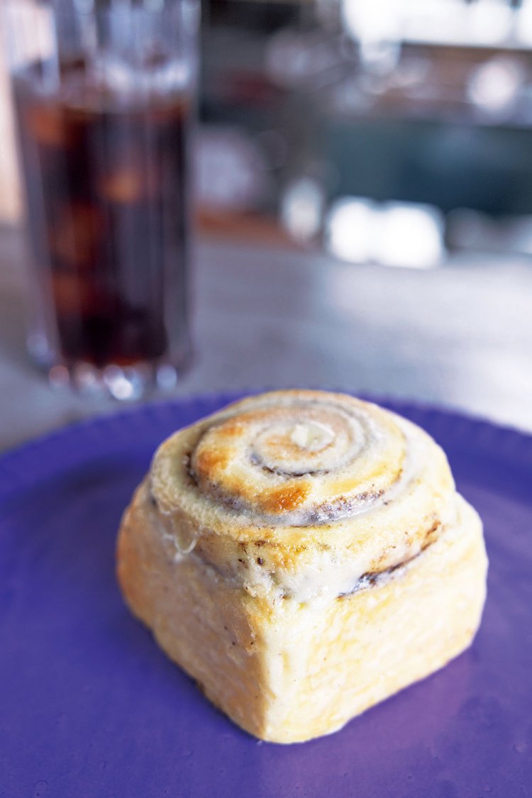 週末には120個売れるおきなわシナモンロール500円。ツンと鼻にこないやわらかい香りも魅力。