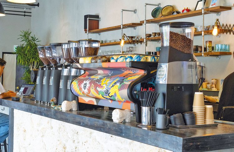 エスプレッソマシンを彩る紅型（びんがた）は目にも鮮やか。