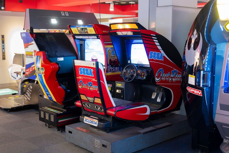 「体感筐体」が時代を変えた。80年代、操作に合わせて筐体が動くゲームが登場し、内容の先進性もあいまって、その筐体から未来が見えた。