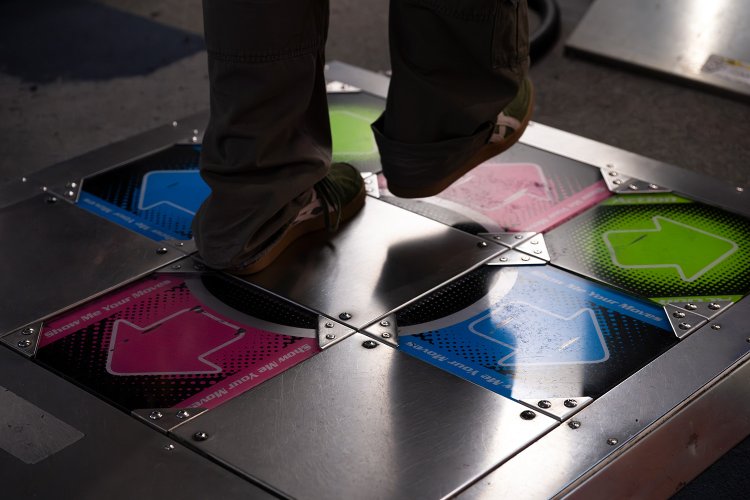 「音ゲー」は全身で操作する筐体が多かった。この『Dance Dance Revolution』シリーズはその代表格だ。