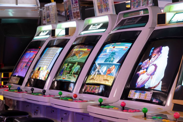 80年代後半、テーブル型から「アップライト」型に切り替わっていった。格闘ゲーム全盛時代を象徴する筐体でもある。