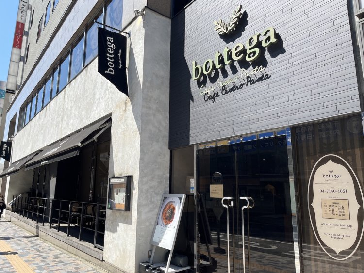 落ち着いたトーンで洗練された雰囲気の外観。