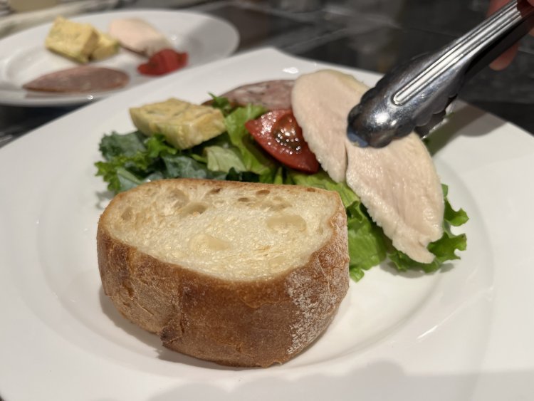 前菜は2種の葉野菜にトマト、パストラミ、自家製鶏ハム、具材たっぷりのオムレツのようなフリッタータ。窯焼きのバゲット付き。