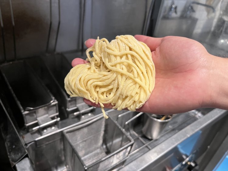 オリジナルレシピで作る生麺パスタ。ミートソースには細く平たい麺のタリオリーニを使用。