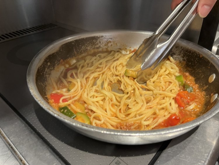 ひき肉とトマトのミートソースにパプリカやズッキーニのソテーを加え、味よく彩りも鮮やか！