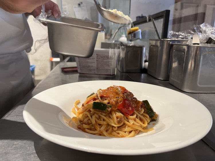 仕上げにチーズとパセリをトッピングして完成だ。