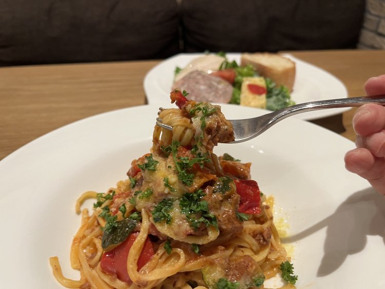 仕上げにかけたチーズが溶けて、タリオリーニによく絡んでいる。