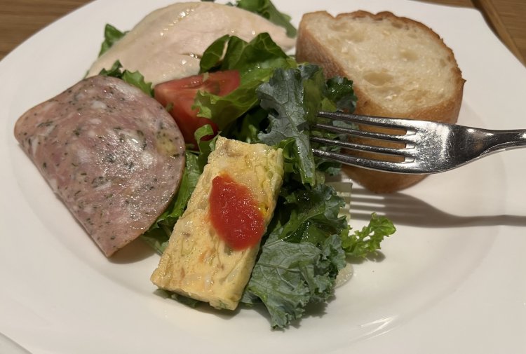 シャキシャキ野菜とフリッタータや鶏ハムなどバラエティ豊か。