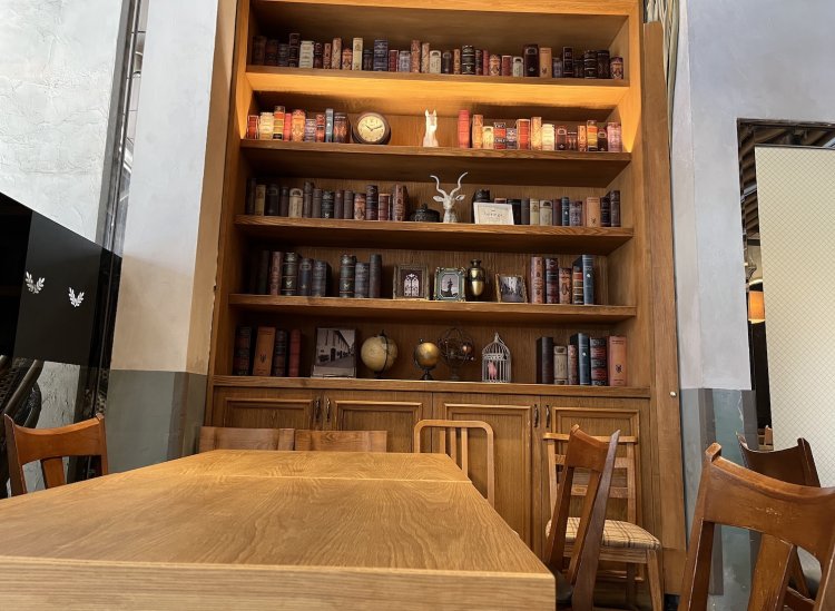 フロアはゆったりとしていて、リビングにいるかのようにリラックスできる。