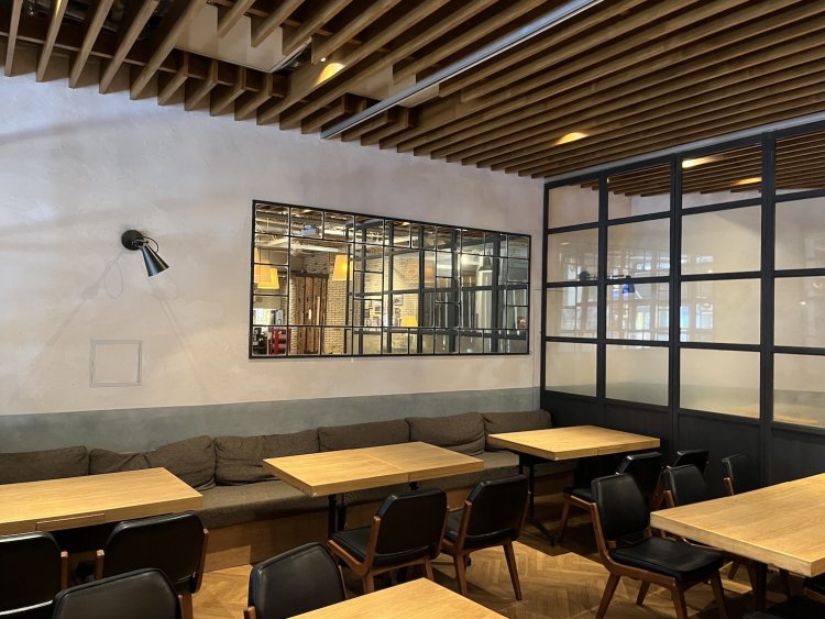 ウッドを基調にした店内はソファ席もあり、小さな子供やお年寄りもゆったりできそう。