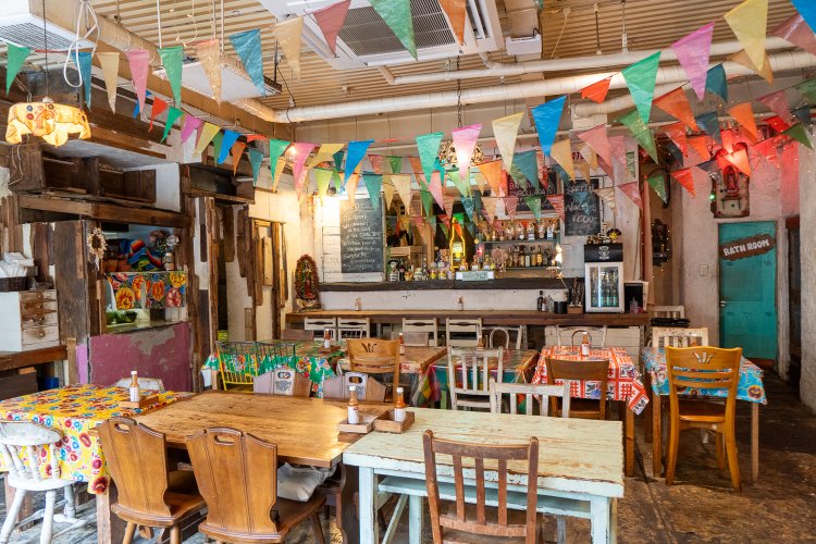 店内はテーブルで繰り広げられる会話が聞こえてきそうなにぎやかさ。