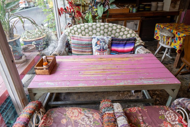 インテリアはメキシコのレストランをイメージしていてカラフル。