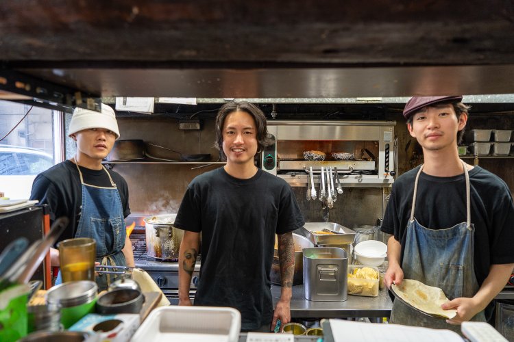 左から店長の鈴木希望（のぞみ）さん、マネージャーの高橋信友さん、スタッフの川尻想樹（かわじりそうじゅ）さん。