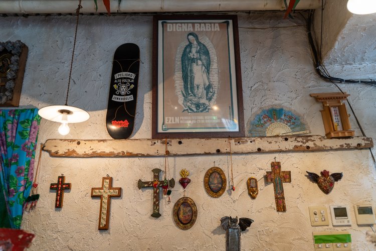 レジカウンターの後ろにはたくさんの十字架などが。