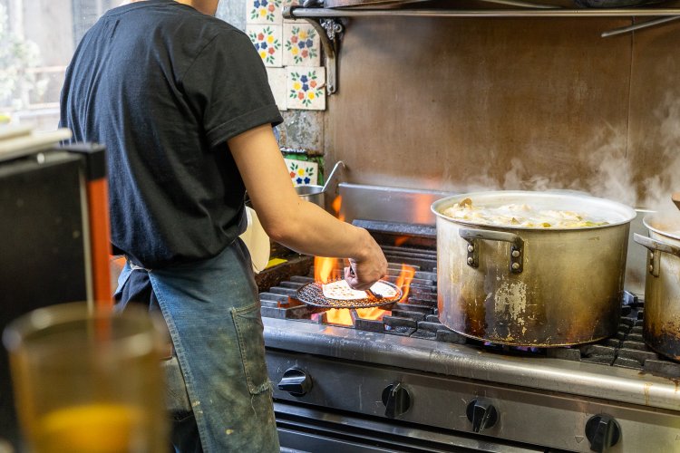 トルティーヤを直火で炙ってから提供する料理もある。